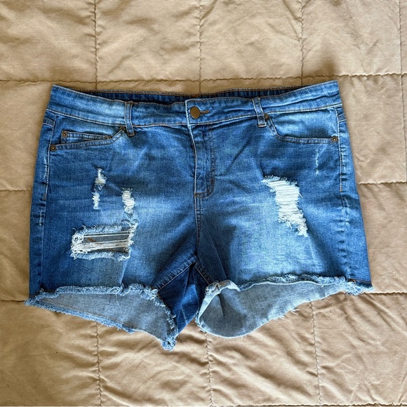 Forever 21 Distressed Stretchy Shorts - Picture 4 of 6